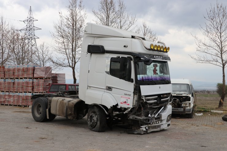 Denizli'de tır ile otomobil çarpıştı: 2 yaralı