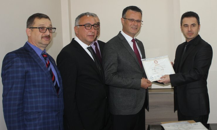 Alaşehir'in CHP'li başkanı mazbatasını aldı