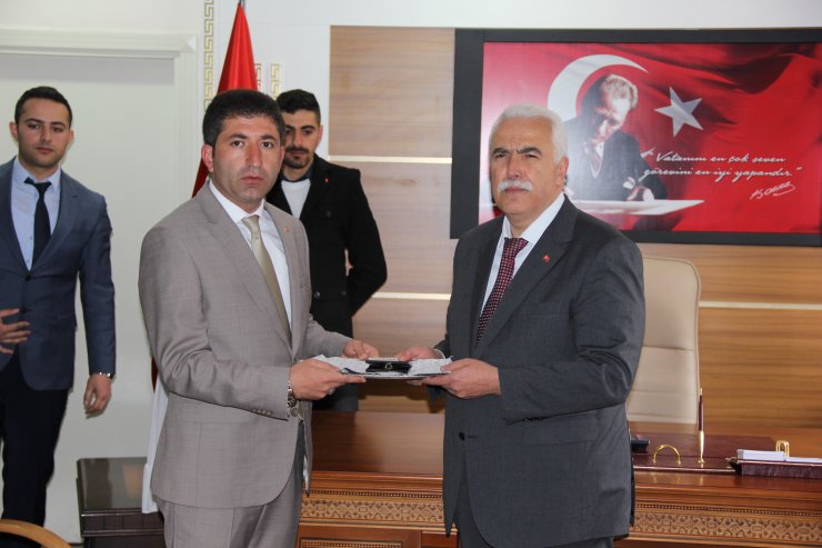 İlk icraatı makam odasının kapısını sökmek oldu