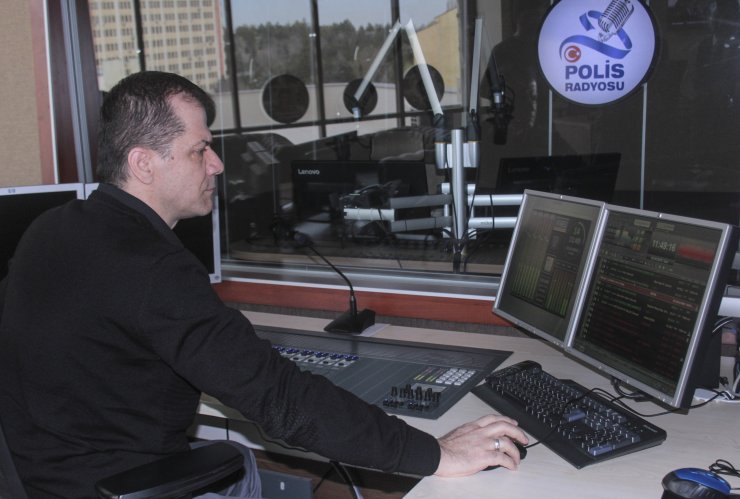 Polisin gülen yüzünü radyo dinleyicisiyle buluşturuyorlar