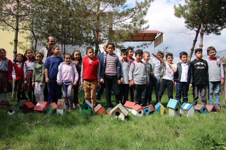 Minik ellerden kuşlara sıcak yuva