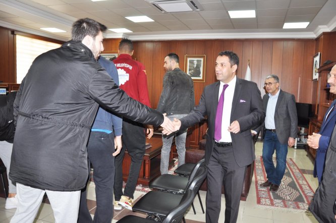 Başkan Ekinci voleybolcuları kabul etti