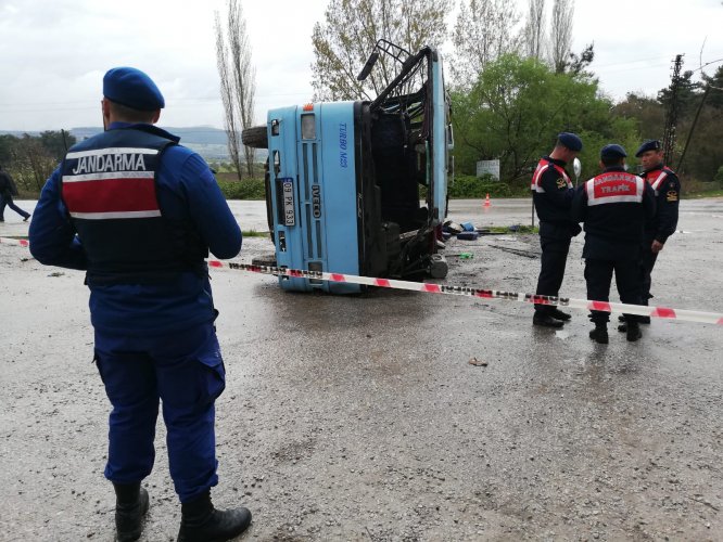 Manisa'da tarım işçilerini taşıyan midibüs kamyonla çarpıştı: 1 ölü, 12 yaralı