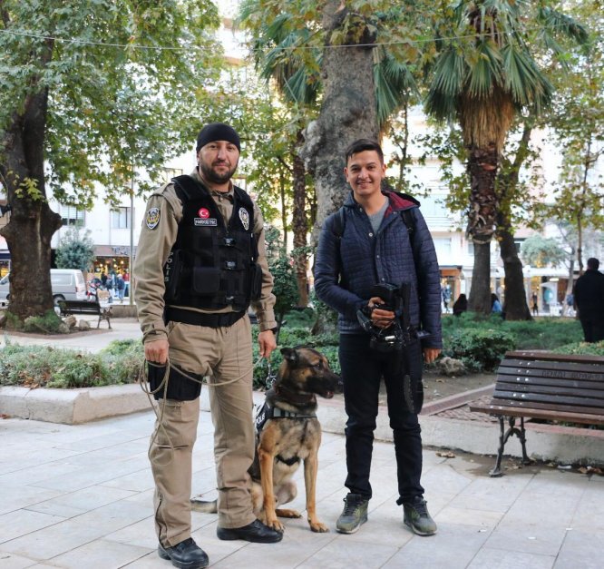 Aynı pozu bu kez üniforması içinde verdi