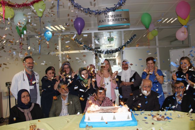 Diyaliz hastalarına doğum günü kutlaması