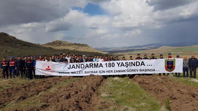 Jandarma personeli öğrencilerle fidan dikti