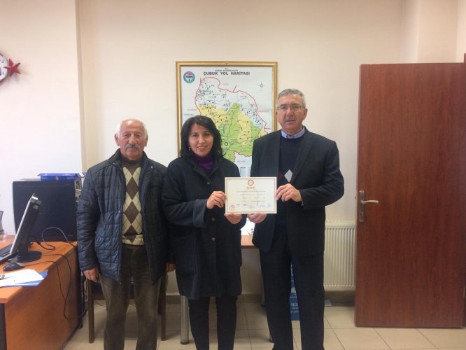 Çubuk ilçesinin tek kadın muhtarı mazbatasını aldı