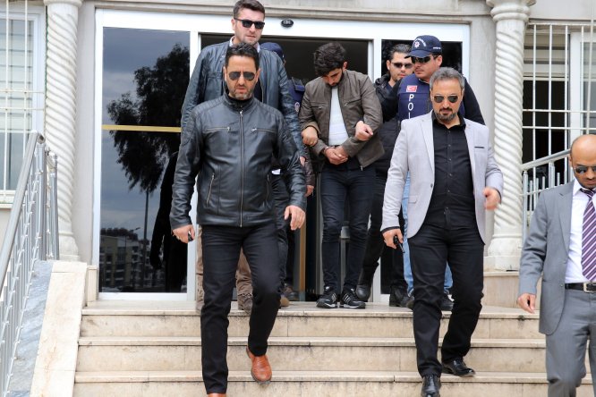 Katil zanlısını yırtılan eldiven ele verdi