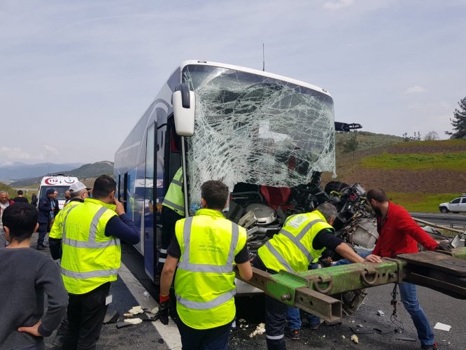 GÜNCELLEME - Bursa'da yolcu otobüsü tıra çarptı