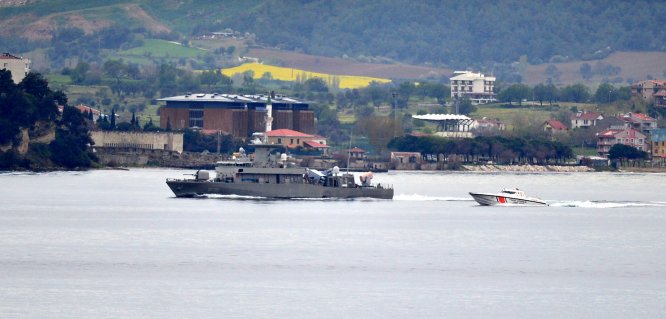Yunan askeri gemisi Çanakkale Boğazı'ndan geçti