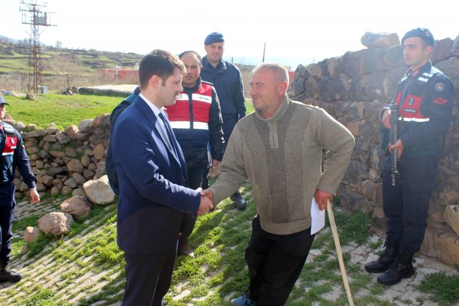 Kaymakam Cebeci evi yanan aileye sahip çıktı