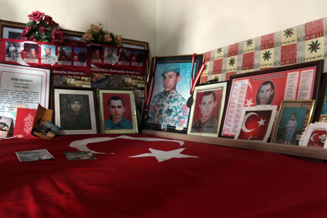 Şehit oğullarının hatırasını 23 yıldır odasında yaşatıyorlar