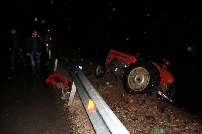 Sivas'ta traktör devrildi: 3 yaralı
