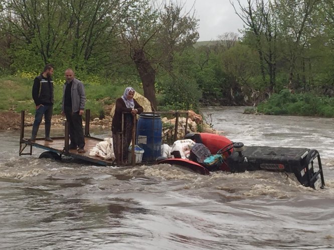 Traktörle geçmek istedikleri derede mahsur kaldılar