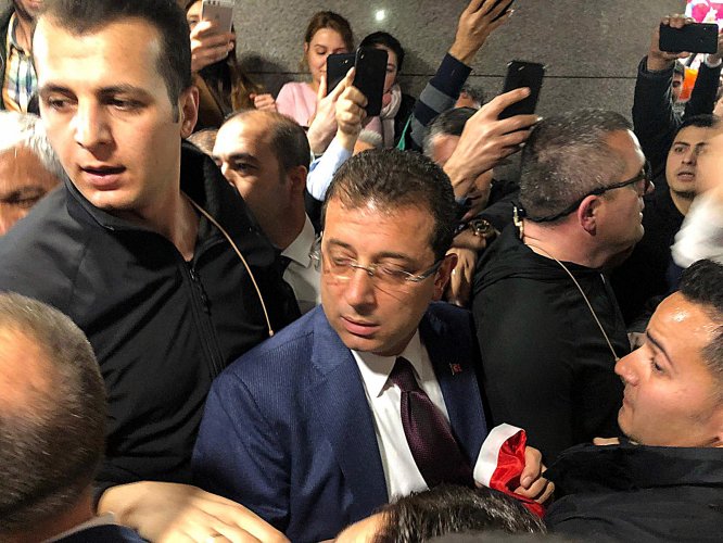 İmamoğlu, mazbatasını almak için İl Seçim Kuruluna geldi