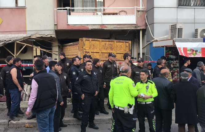 İzmir'de kamyon kıraathanenin içine girdi: 6 yaralı