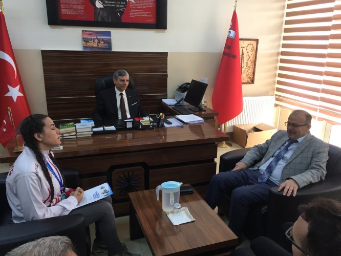 Kaymakam Köken, başarılı sporcuyu ödüllendirdi