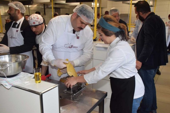 Rektör Prof. Dr. Çomaklı pişirdiği makarnayı öğrencilerle paylaştı