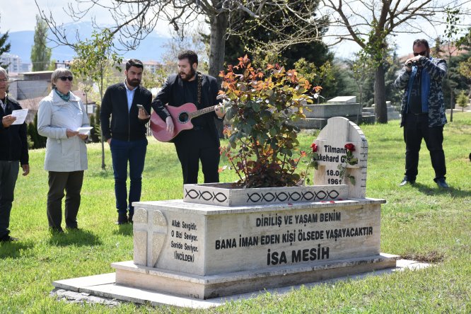 Zirve Yayınevi'nde öldürülen Alman Geske mezarı başında anıldı