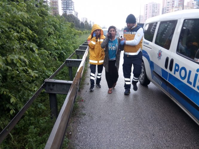 Adana'da engelli servisi refüje çarptı: 6 yaralı