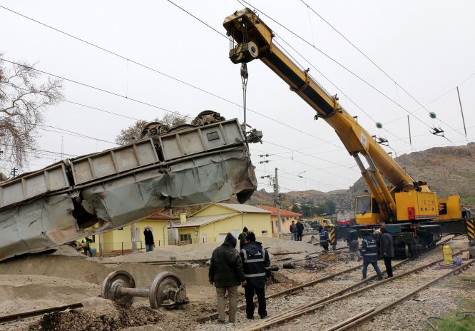 Maden yüklü vagonların gardaki vagonlara çarpması