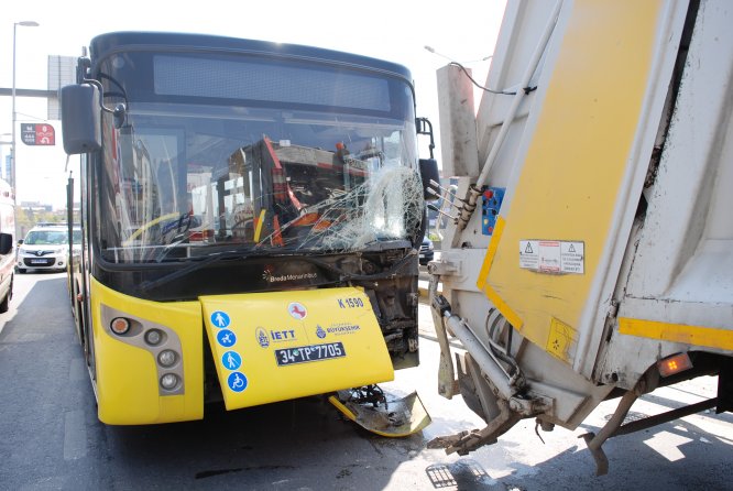 Ataşehir'de trafik kazası: 4 yaralı