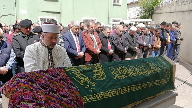 Keneden ölen kadının cenazesi toprağa verildi