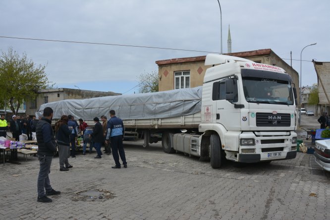 Şanlıurfa'da freni boşalan tır pazara girdi
