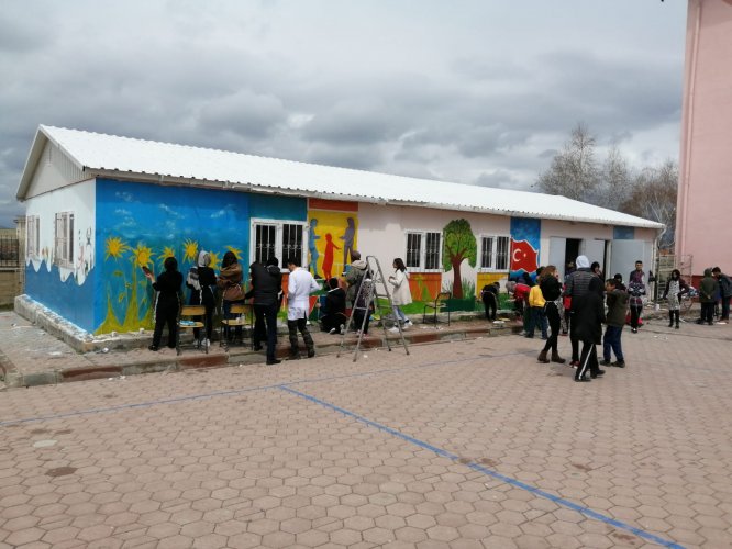 Sarıkaya'da okul duvarlarını renklendirdiler