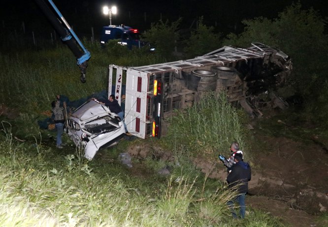 İzmir'de kamyon ile otomobil şarampole devrildi: 1 ölü, 1 yaralı