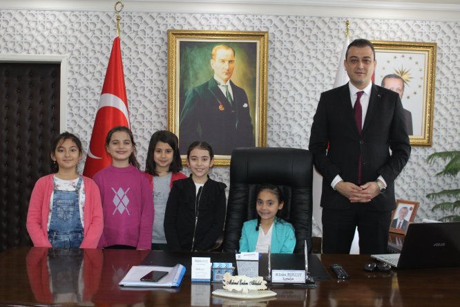Yunak'ta ilçe protokolü koltuklarını çocuklara devretti