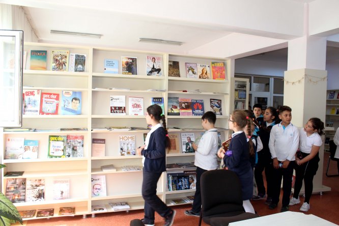 "Kütüphanenin bir günlük müdürü" Zeynep mesaiye başladı