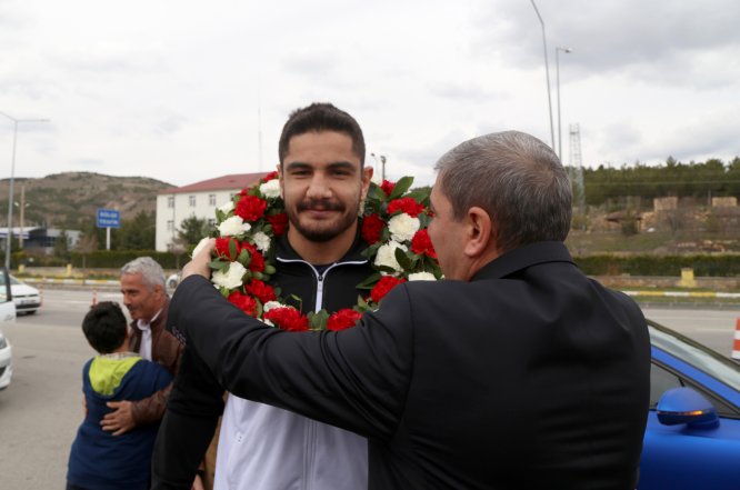 Şampiyon güreşçi Taha Akgül baba ocağında