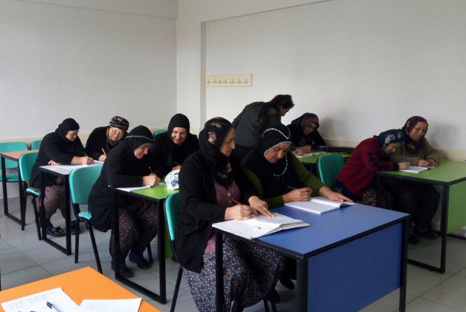 Sarıoğlan'da okuma yazma kursu tamamlandı