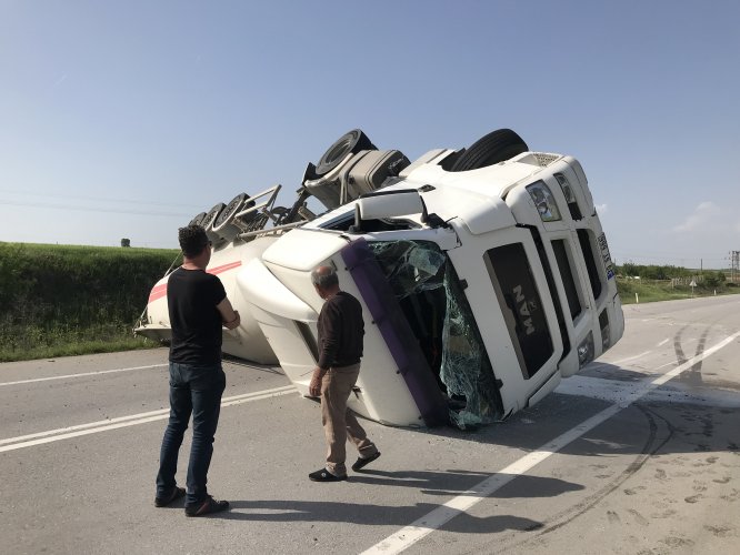 Çimento yüklü tır devrildi sınır kapısına giden yol kapandı
