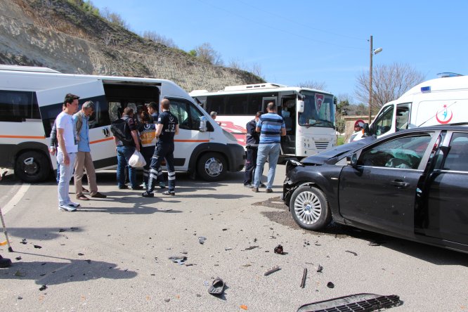Diyaliz hastalarını taşıyan minibüs ile otomobil çarpıştı: 7 yaralı