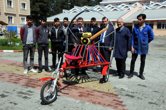 Atıl malzemelerden "paramotorlu bisiklet"