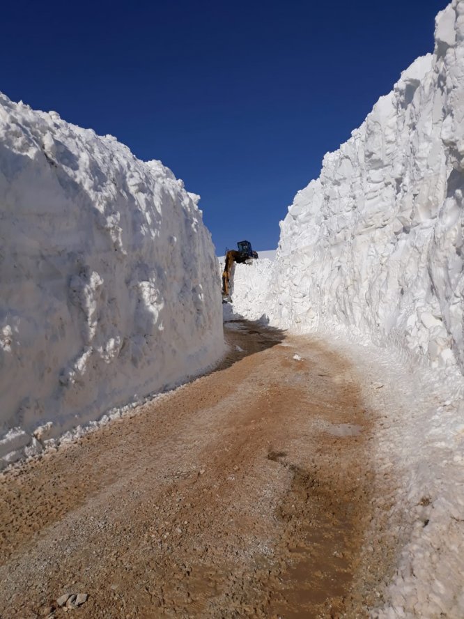 Hakkari'de kardan tüneller açtılar