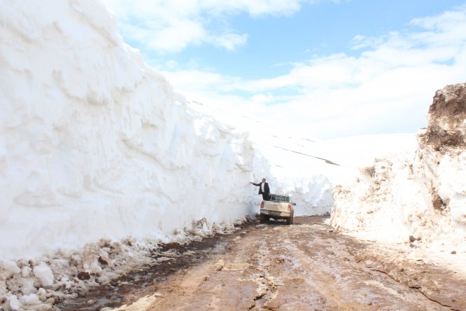 "Kar kaplanları" baharda 7 metrelik karla mücadelede