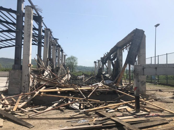 Spor salonu inşaatında iskele çöktü: 1 yaralı