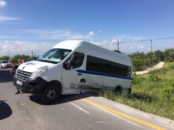 Manisa'da otomobil ile minibüs çarpıştı: 4 yaralı
