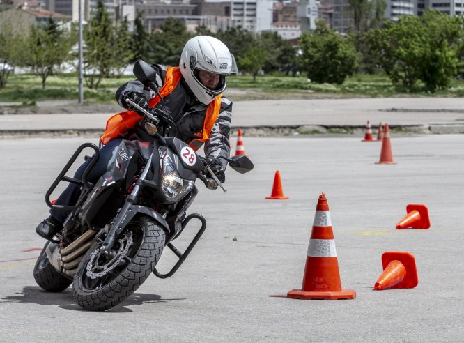 Motosiklet eğitmen adaylarına ileri sürüş teknikleri