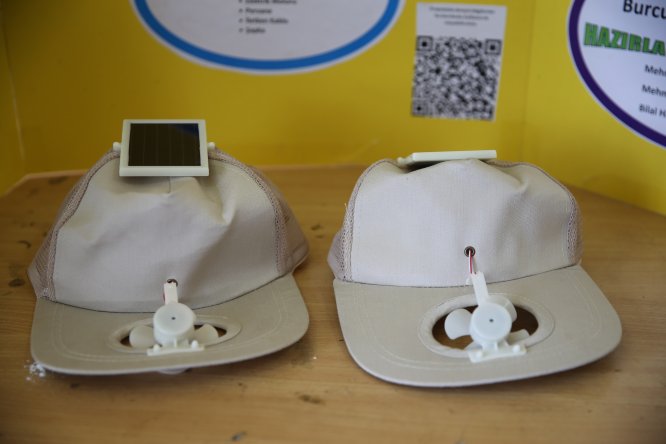 Öğrencilerden yaz sıcakları için "serinleten şapka"