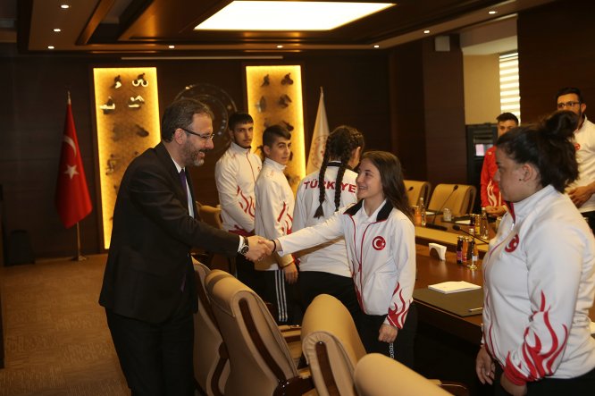 Bakan Kasapoğlu, milli haltercileri kabul etti