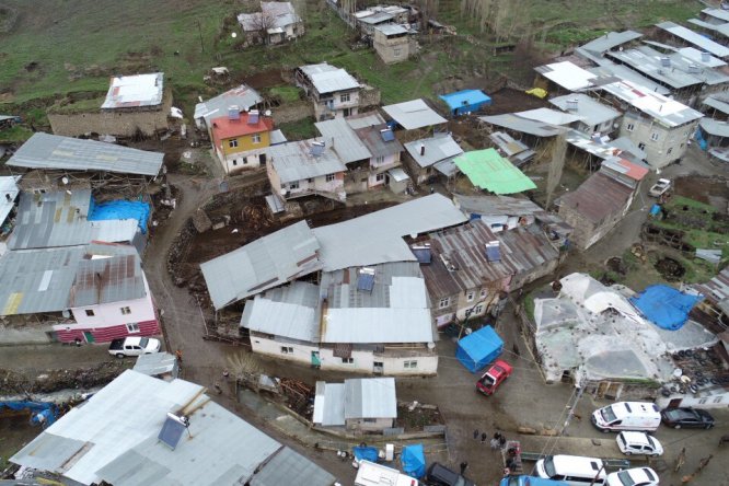 GÜNCELLEME - Erzurum'da bir ahırın çatısı çöktü: 2 ölü, 6 yaralı