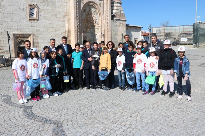 Öğrenciler tarihi camide ramazan temizliği yaptı