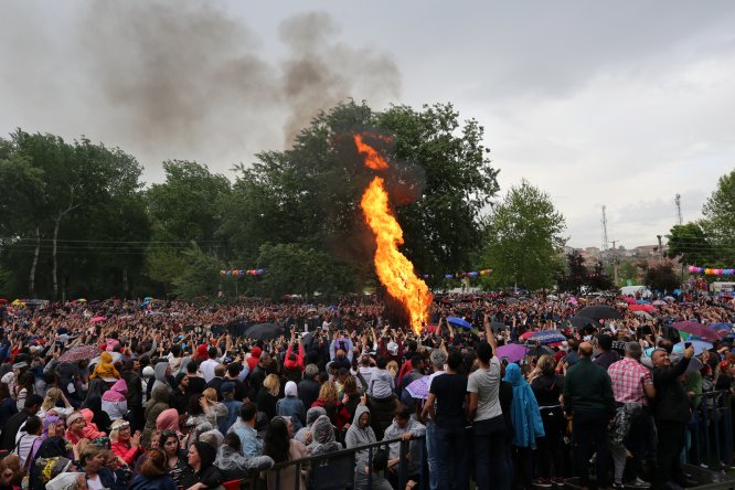 Kakava ateşi sağanak altında yandı