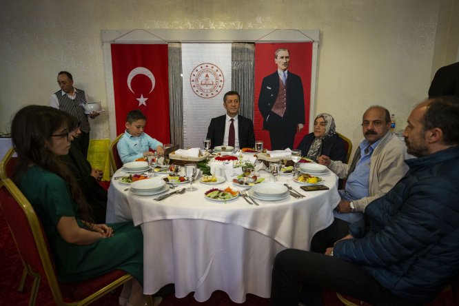 Bakan Selçuk, şehit öğretmenlerin ailelerine iftar verdi