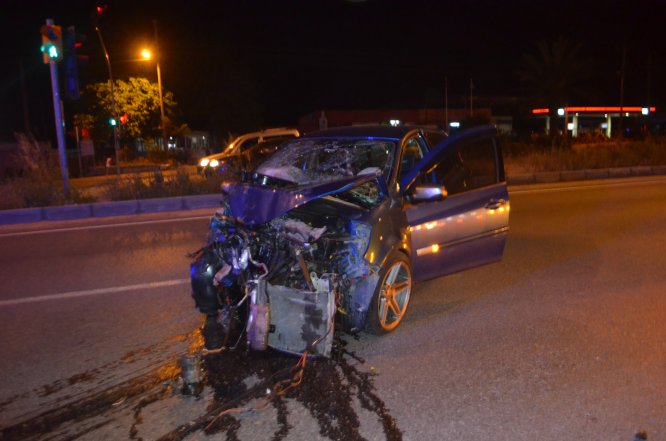 Turistleri taşıyan minibüs otomobille çarpıştı: 7 yaralı