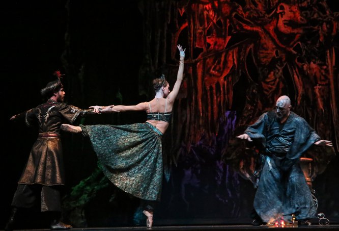 Antalya DOB "Şehrazat"ı son kez sahneledi